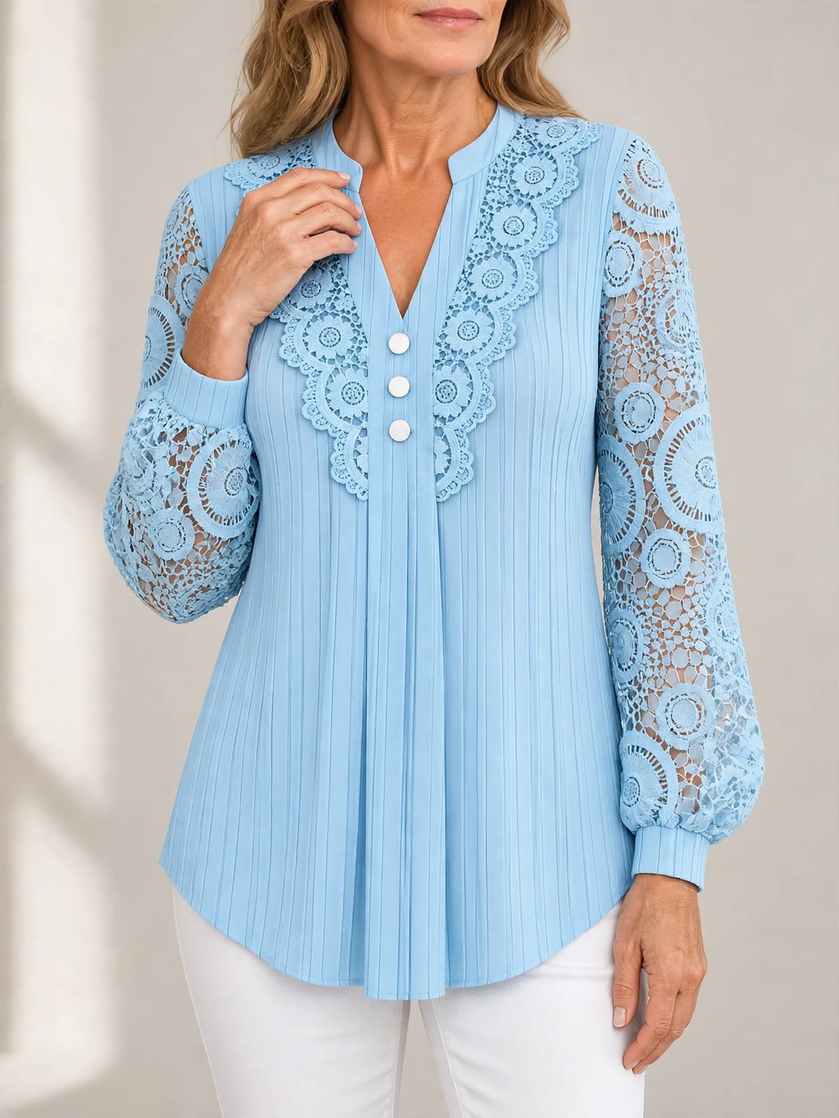 Nadia – geplooide blouse met kant – Hemelsblauw – hand bij hals