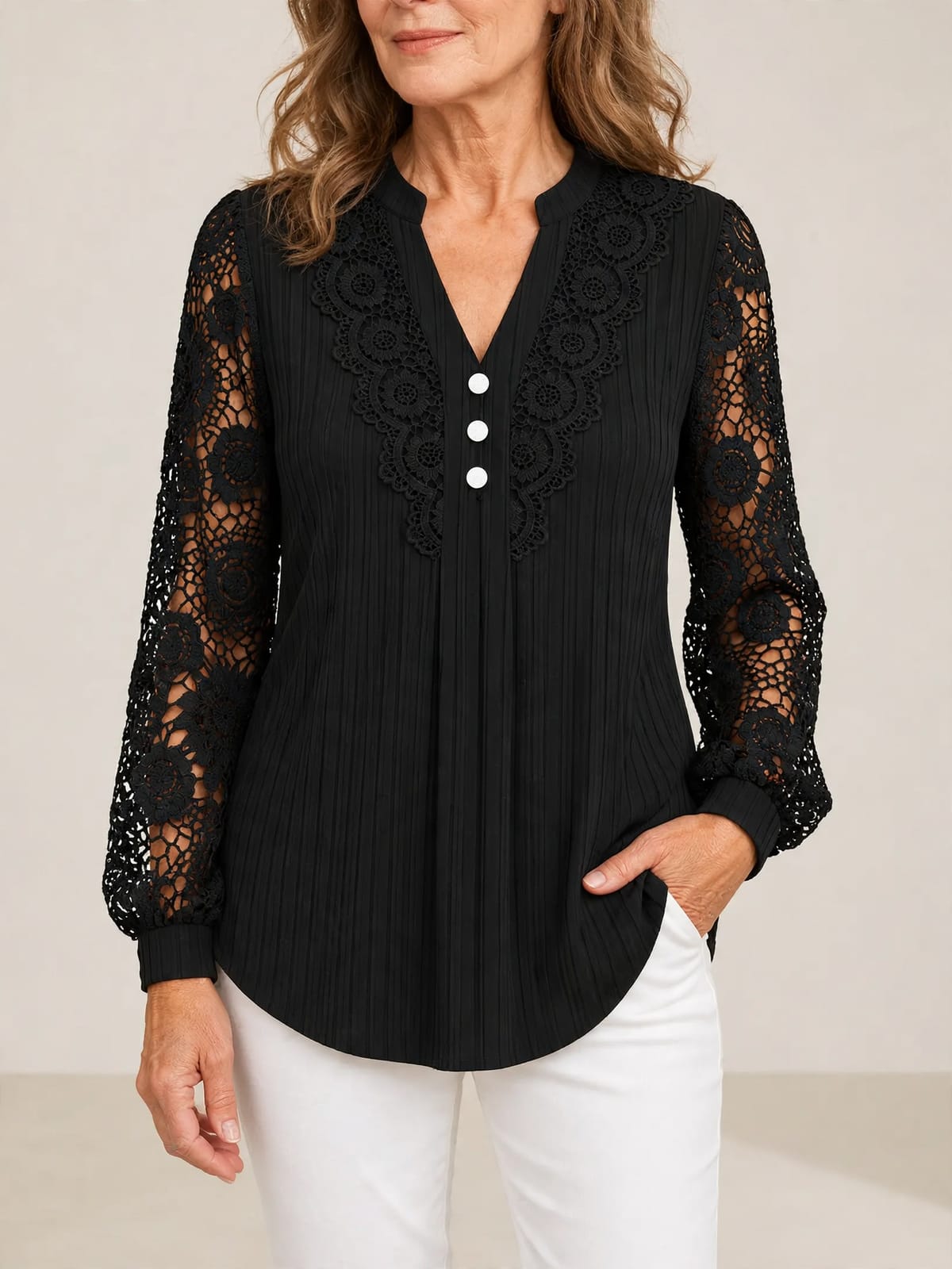 Nadia – geplooide blouse met kant – Zwart – vooraanzicht