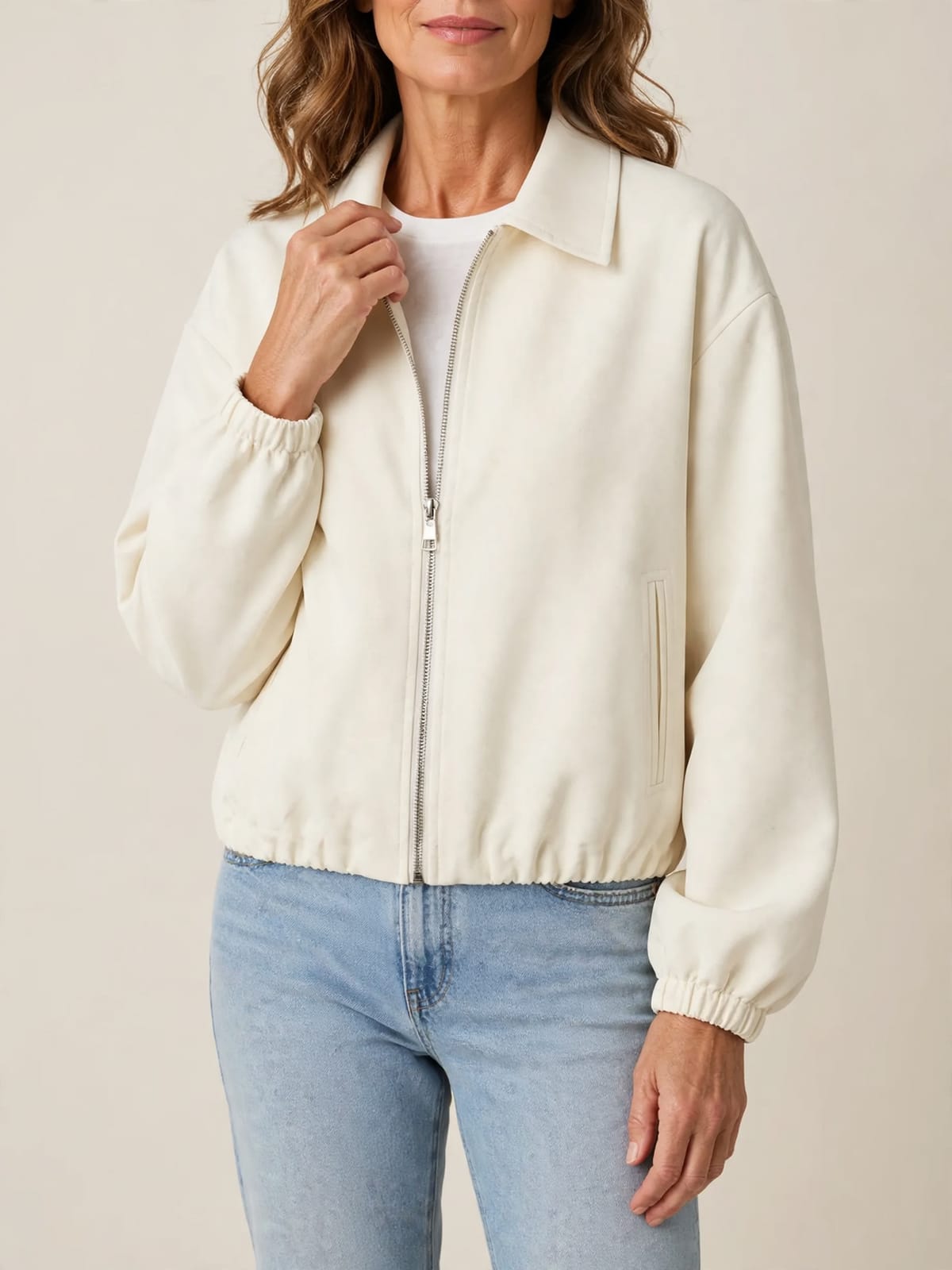 Nikki – lichte tussenjas – Beige – hand bij hals