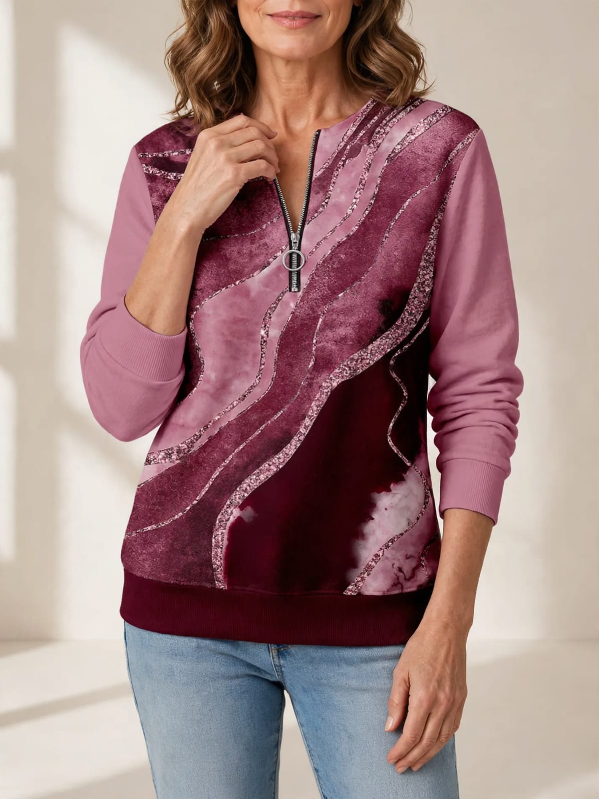 Nirvelle – sweater met vintage print – Rozenmaquis – hand bij hals