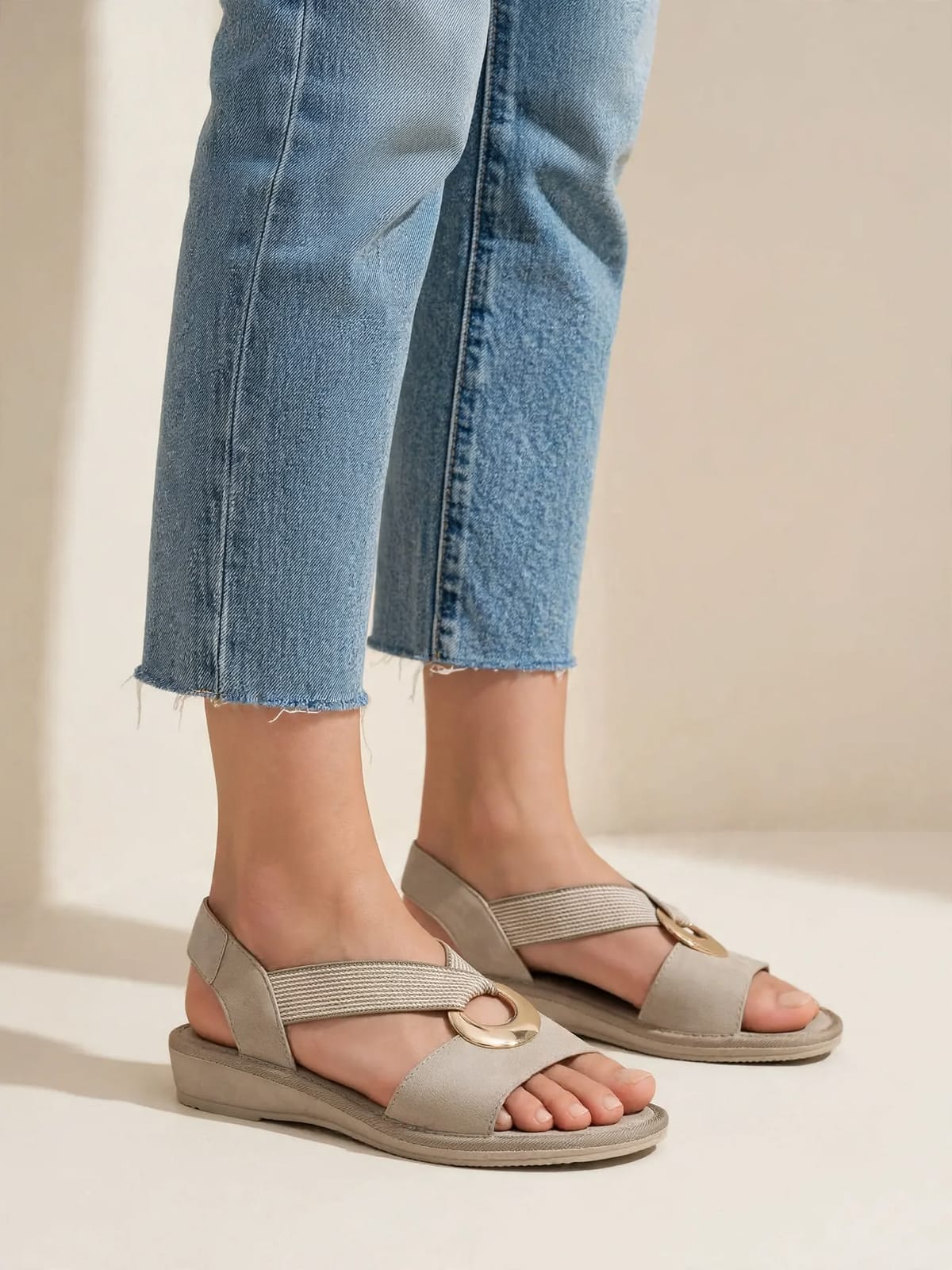 Noor – sandalen met verstelbare ondersteuning – Beige – gedragen zijkant
