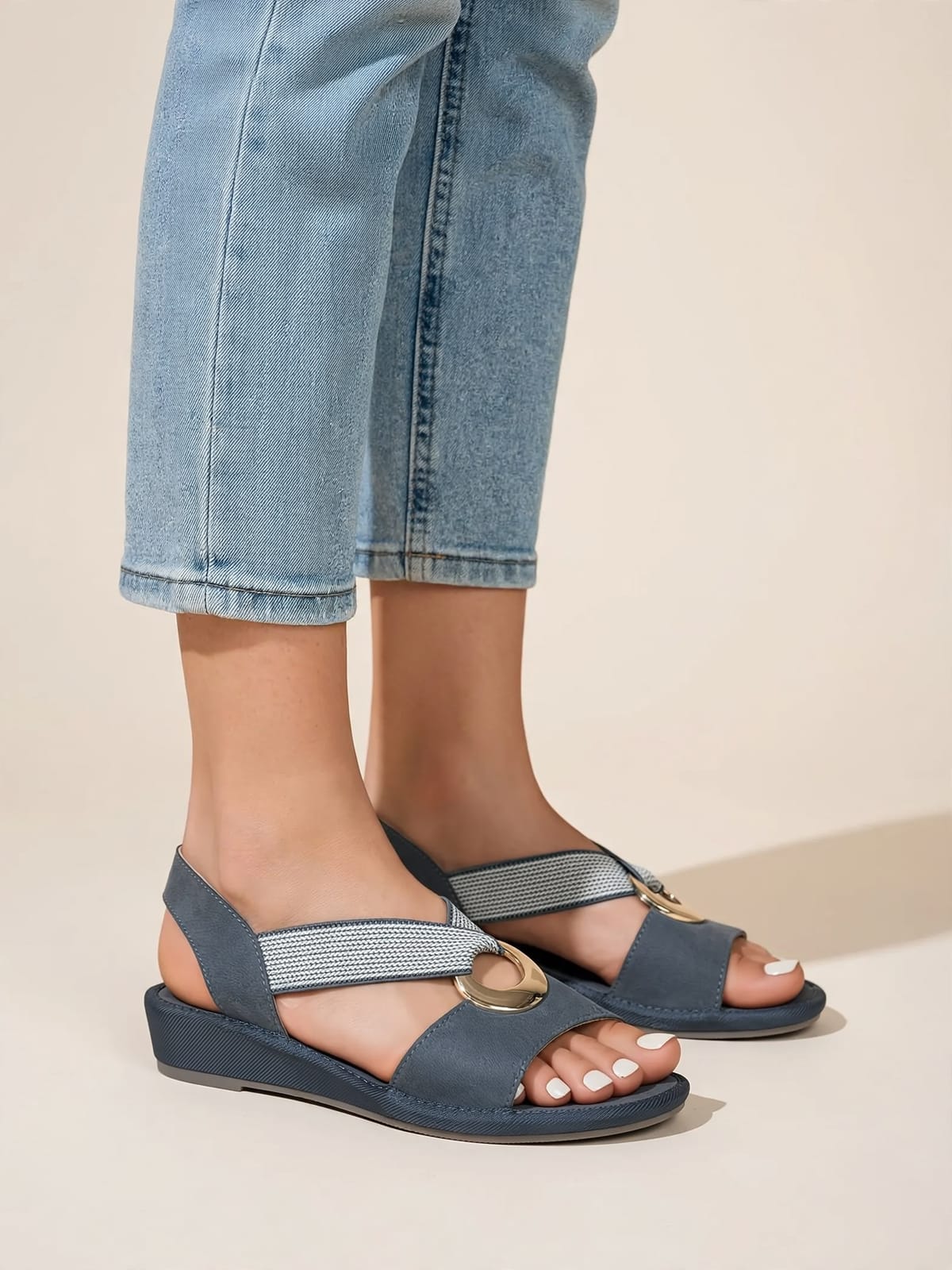 Noor – sandalen met verstelbare ondersteuning – Blauw – gedragen zijkant