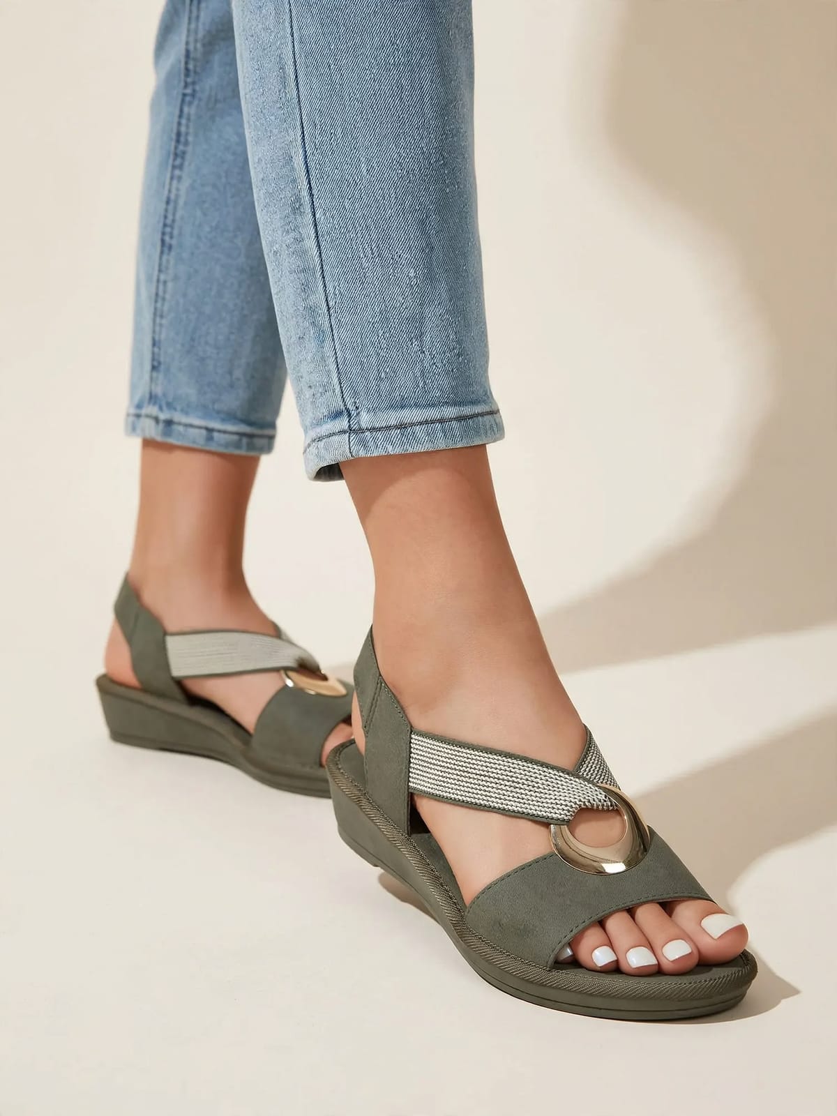 Noor – sandalen met verstelbare ondersteuning – Groen – gedragen voorkant