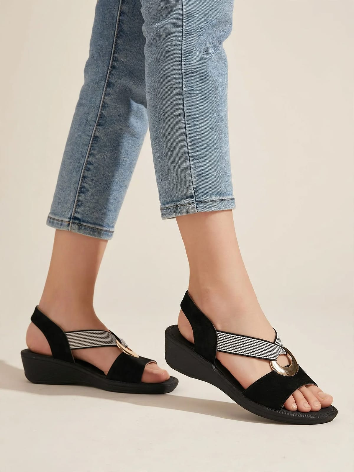 Noor – sandalen met verstelbare ondersteuning – Zwart – gedragen lopend