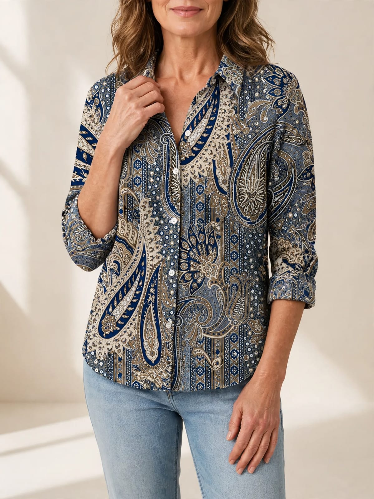 Paisley Charm – blouse met paisleyprint – Hand bij hals