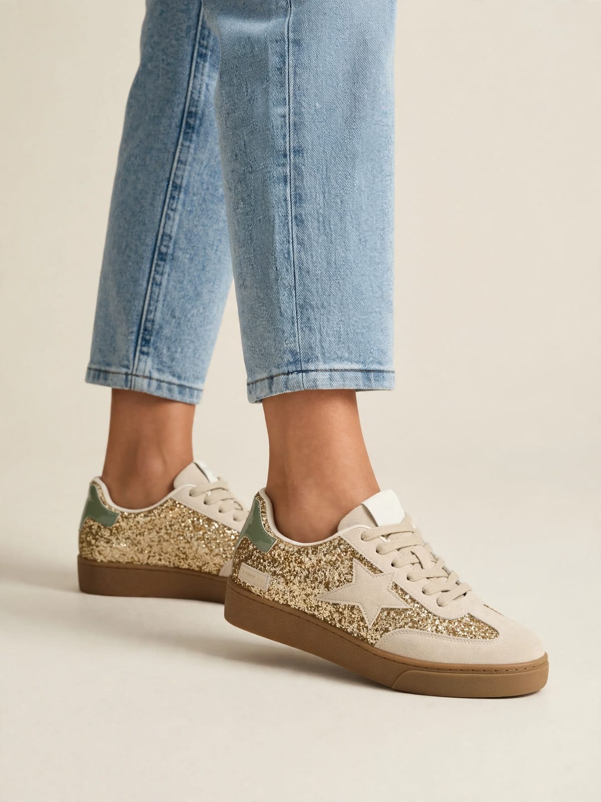 Paula – glittersneakers met ster – Gedragen voorkant