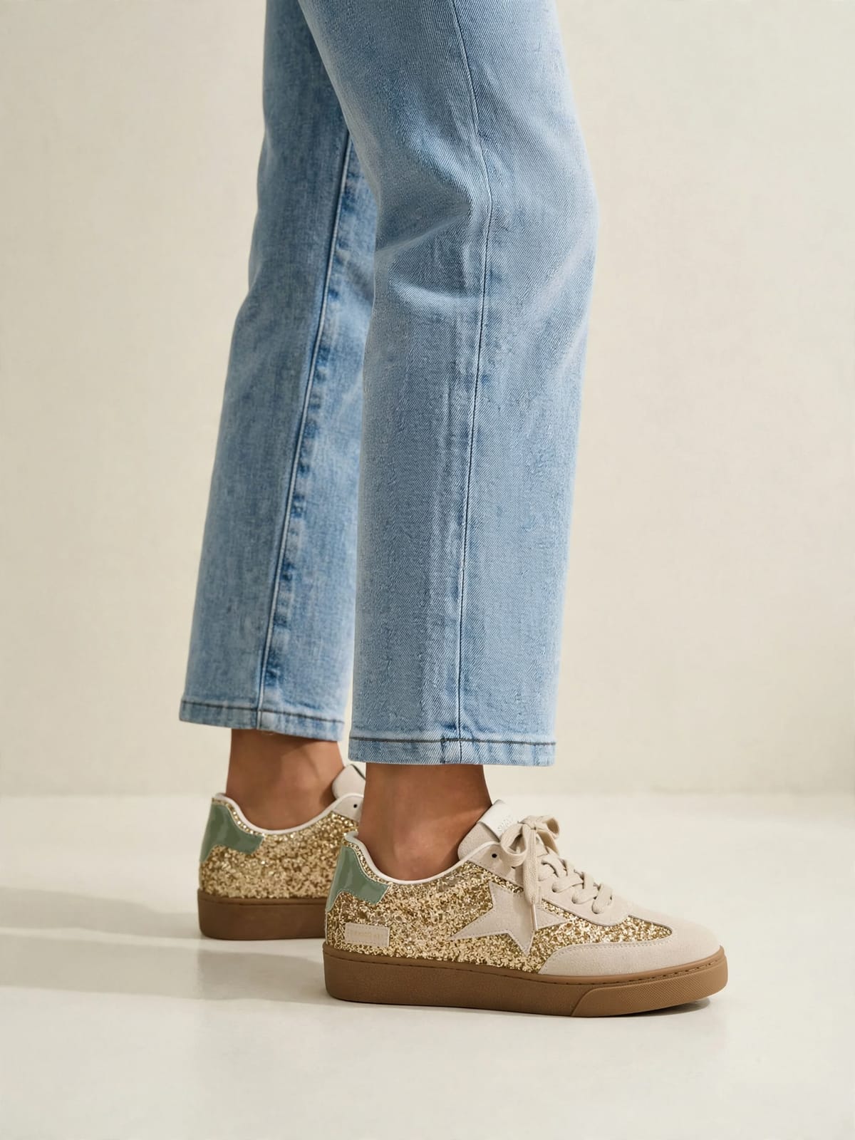 Paula – glittersneakers met ster – Gedragen zijkant