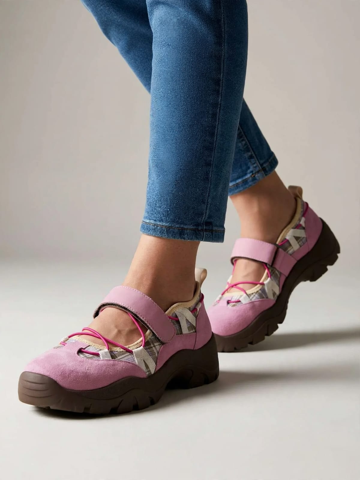 Roelien – comfortabele klittenbandschoen – Roze – gedragen voorkant