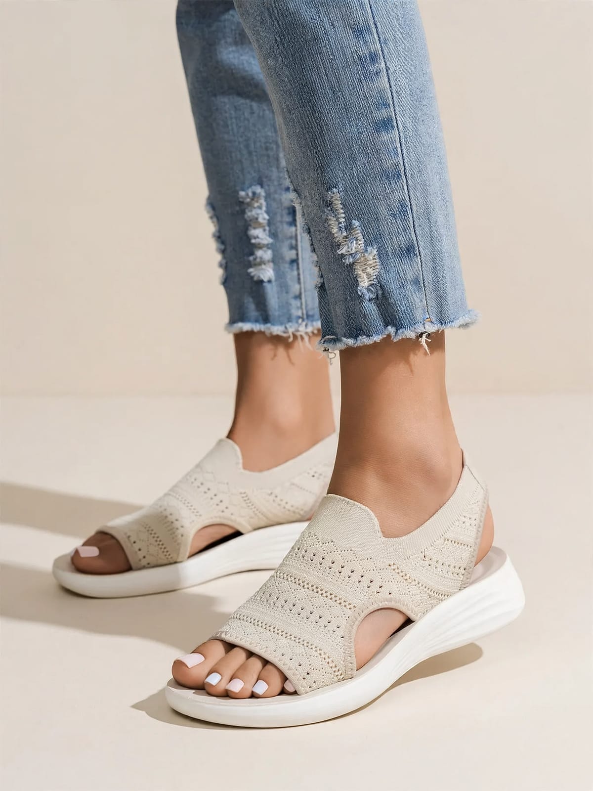 Rozemarijn – ademende sandalen – Beige – gedragen voorkant