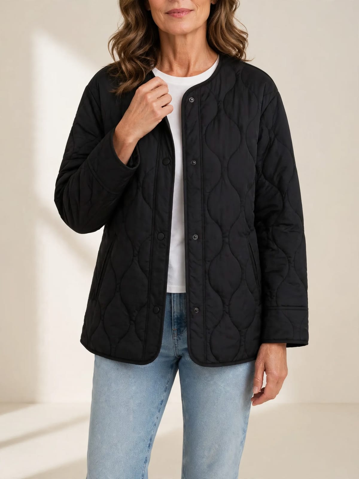 Selma – gewatteerd casual jasje – Zwart – hand bij hals