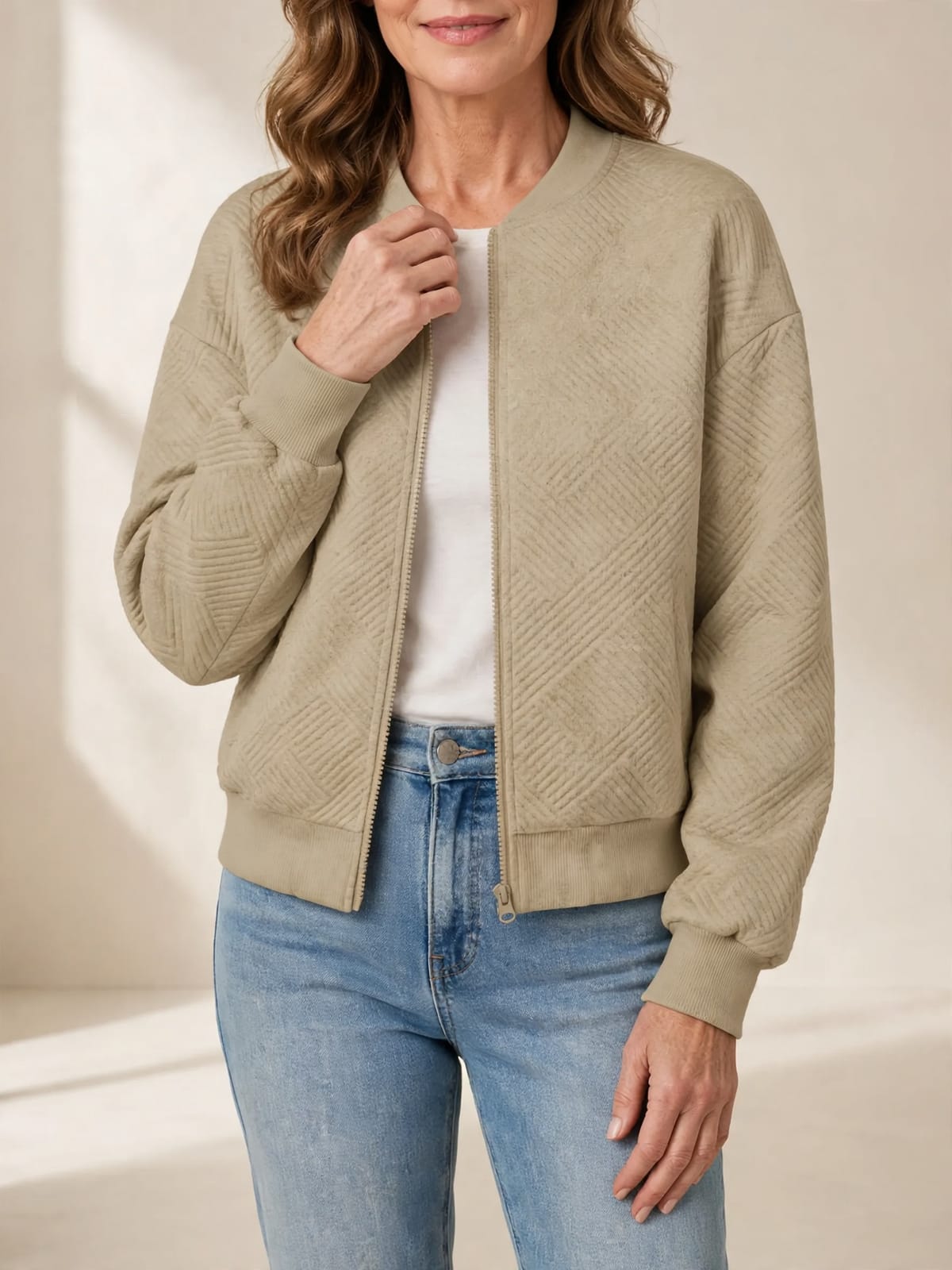 Smilla – tussenjas met rits – Khaki – hand bij hals