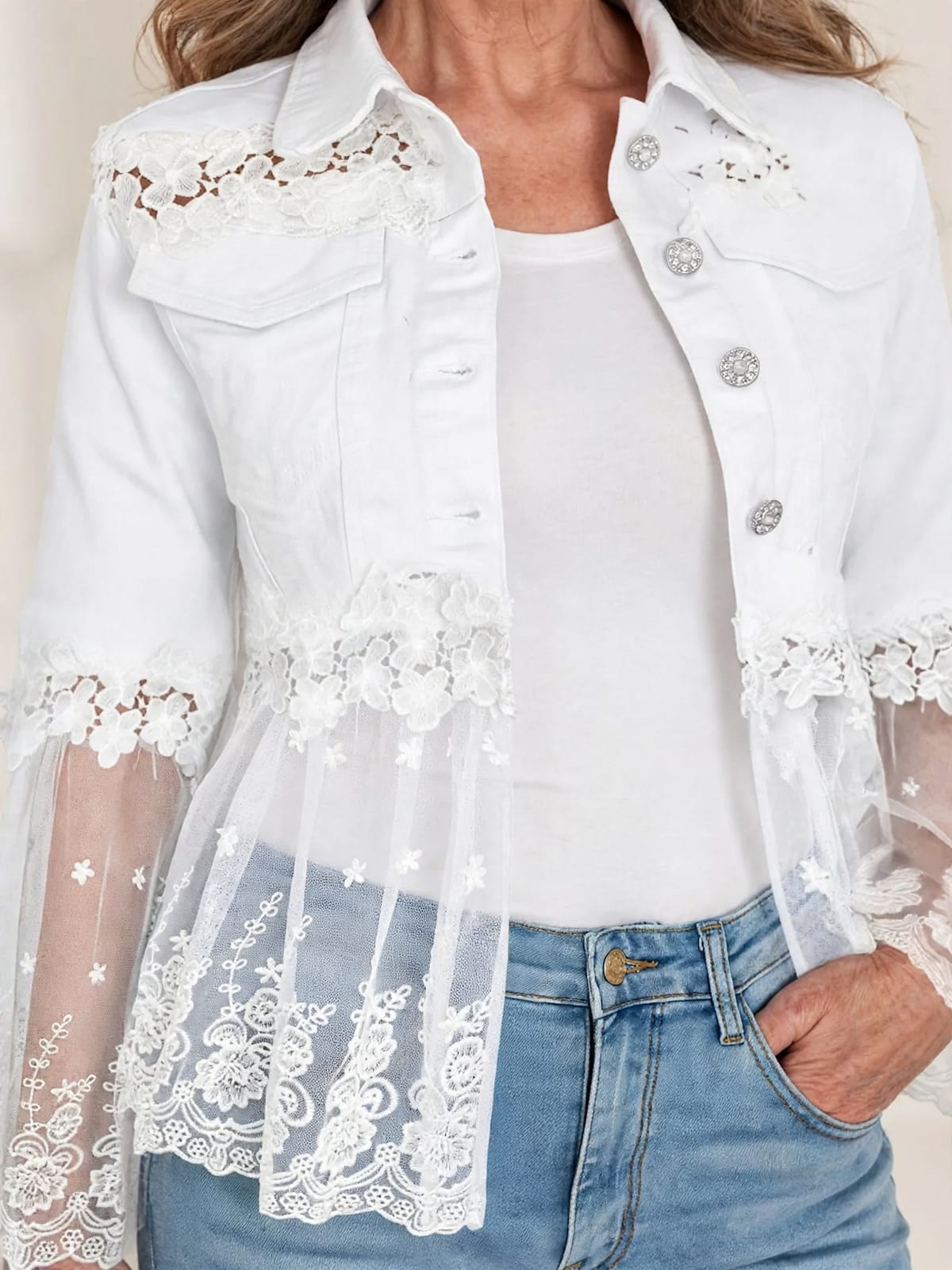 Sunnelace – wit jasje met kant en tule – Detail
