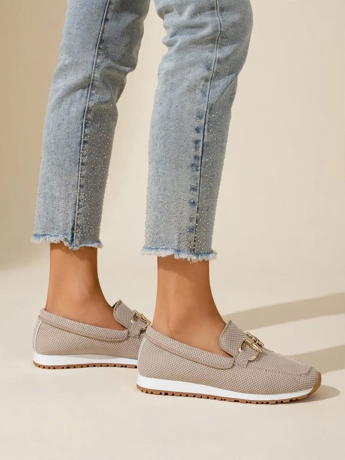 Susie – mesh loafers met gesp – Beige – gedragen zijkant