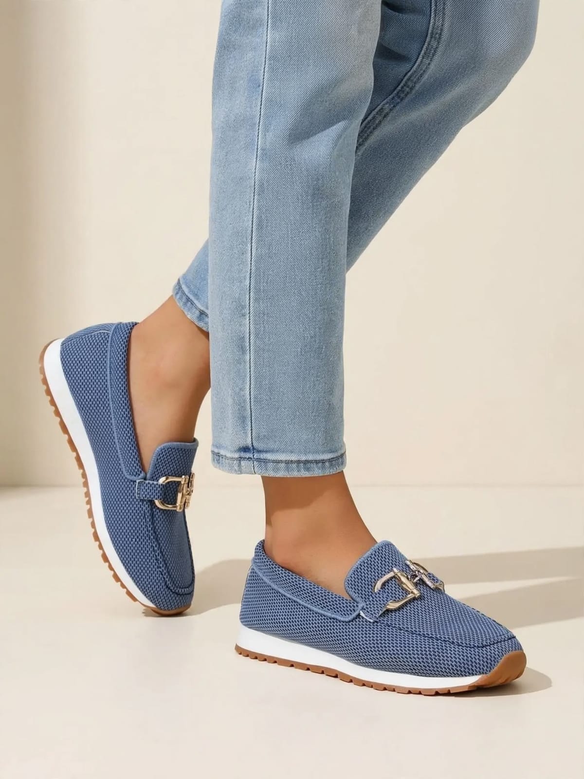 Susie – mesh loafers met gesp – Blauw – gedragen lopend