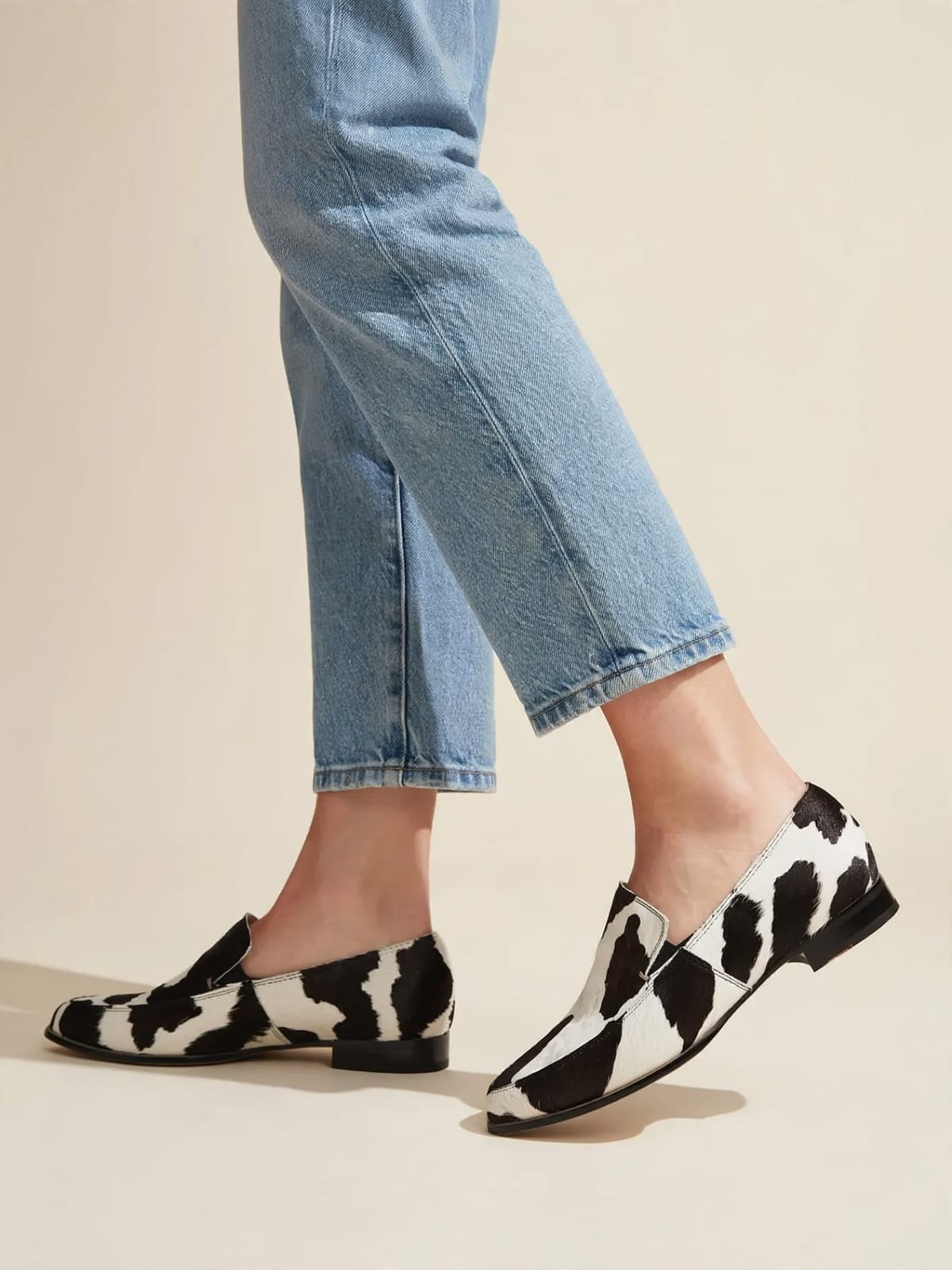 Becca – loafers met koeienprint – Gedragen lopend