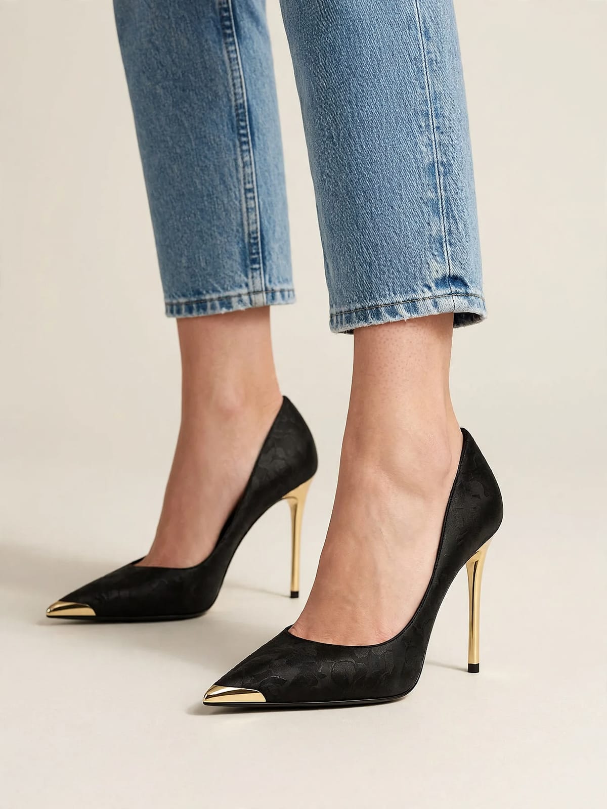 Aurelia – pumps met gouden hak – Zwart – gedragen voorkant