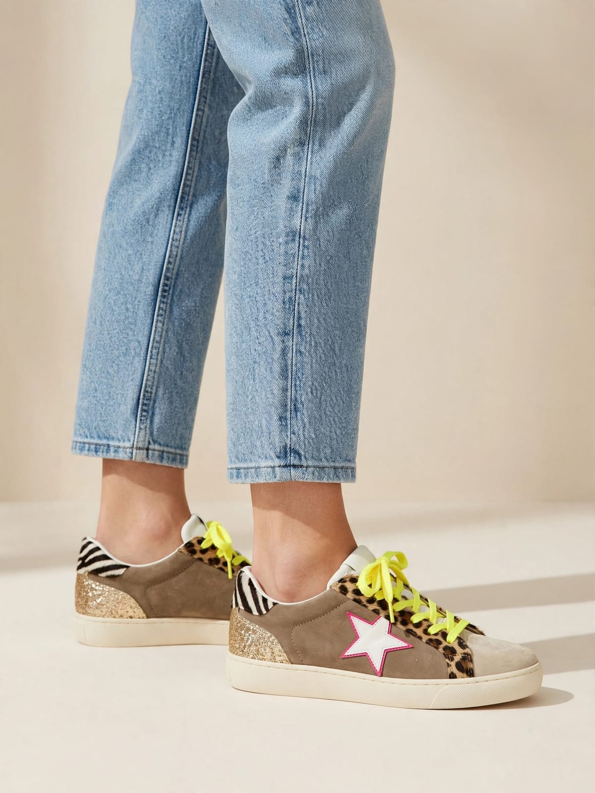 Calypsa – sneakers met luipaardprint – Gedragen zijkant