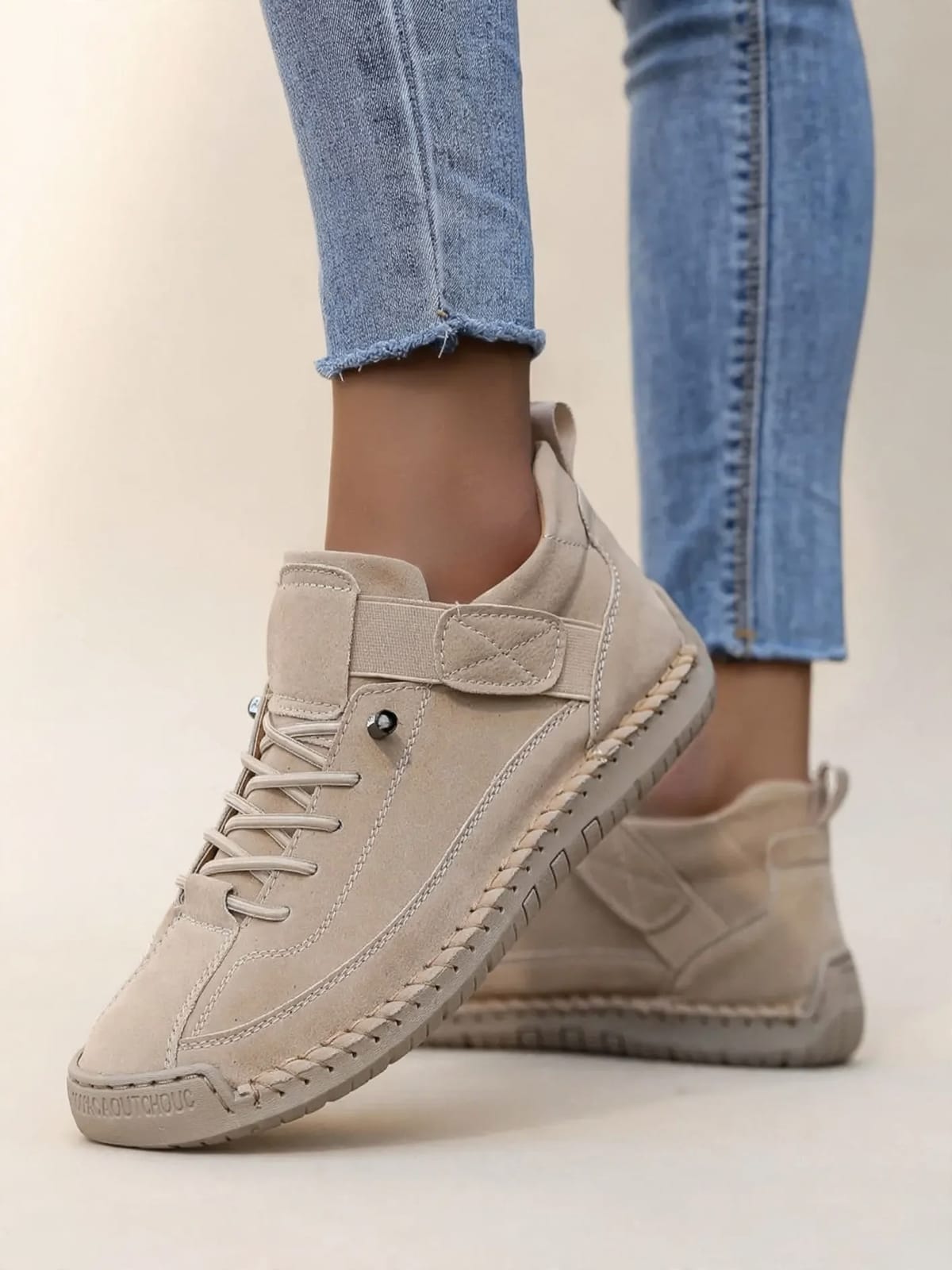 Vanessa – comfortabele wandelschoenen – Beige – gedragen voorkant