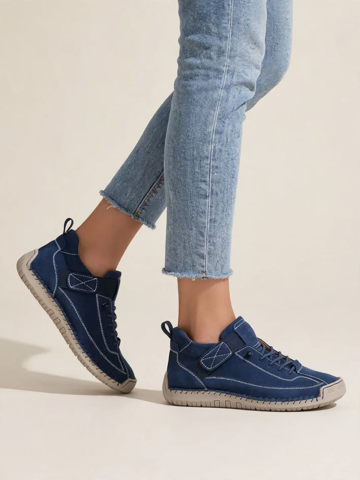 Vanessa – comfortabele wandelschoenen – Blauw – gedragen lopend