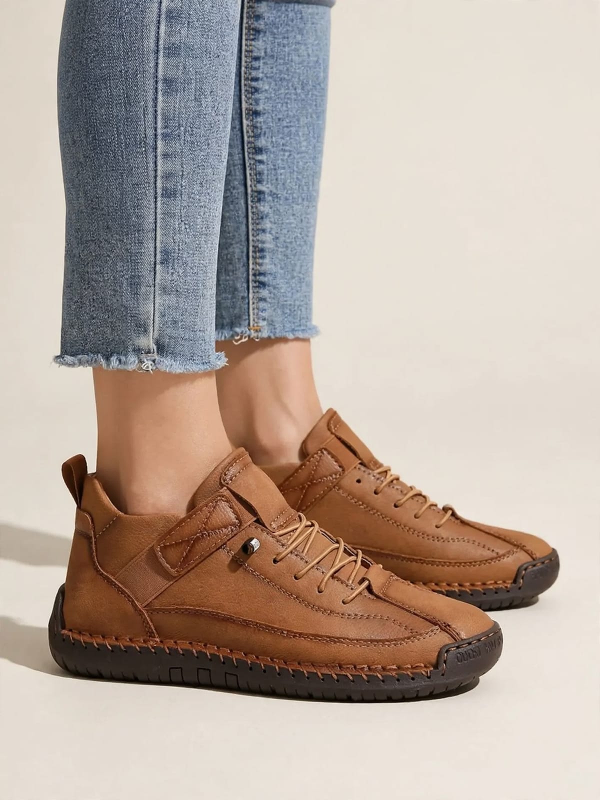 Vanessa – comfortabele wandelschoenen – Bruin – gedragen zijkant