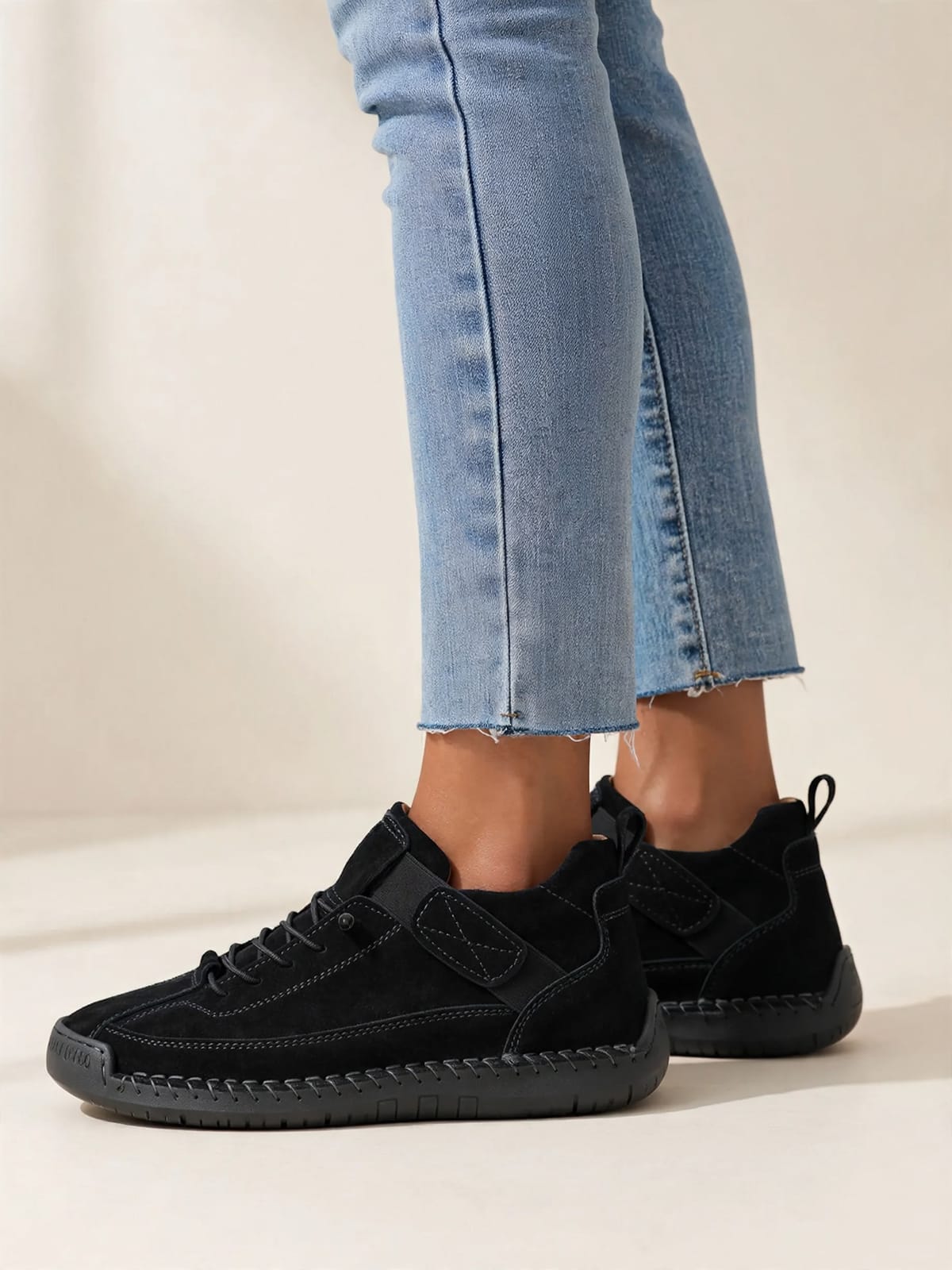Vanessa – comfortabele wandelschoenen – Zwart – gedragen zijkant