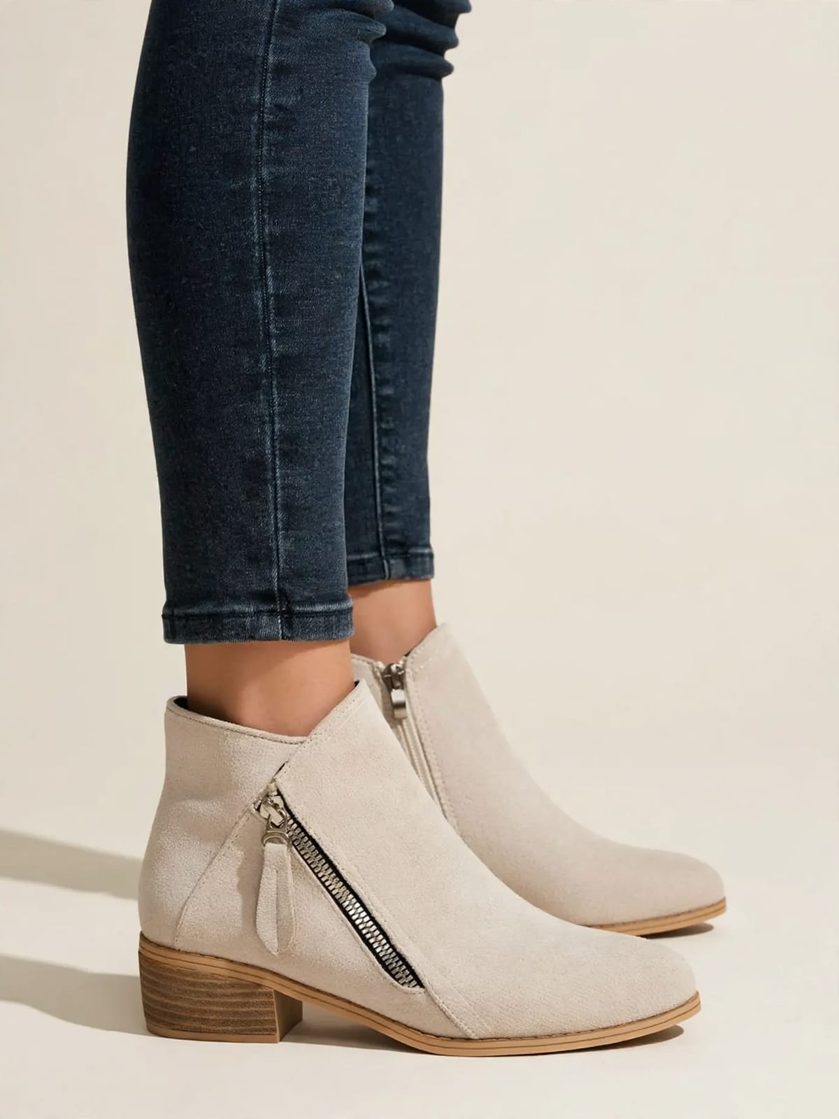 Wendy – enkellaarsjes met rits – Beige – gedragen zijkant