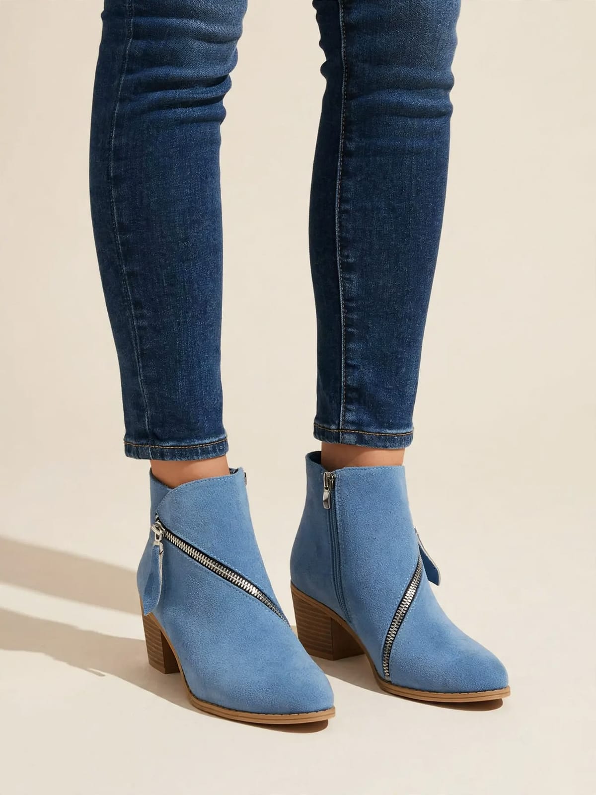 Wendy – enkellaarsjes met rits – Blauw – gedragen vooraanzicht