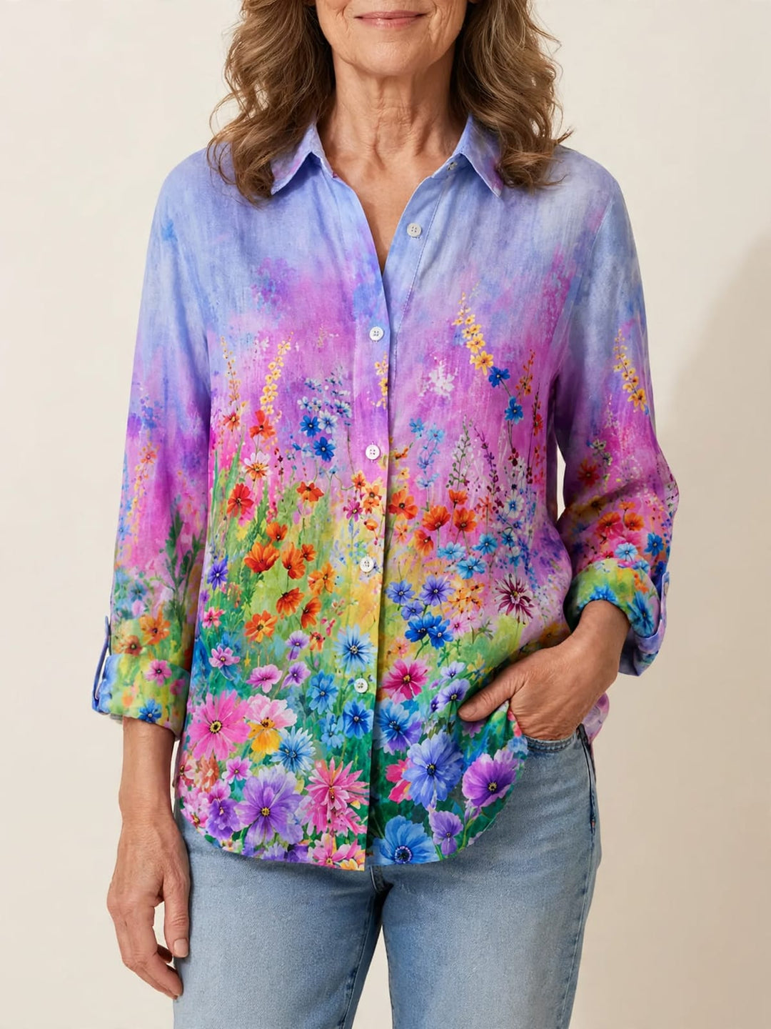 Blouse met wilde bloemen bij zonsondergang