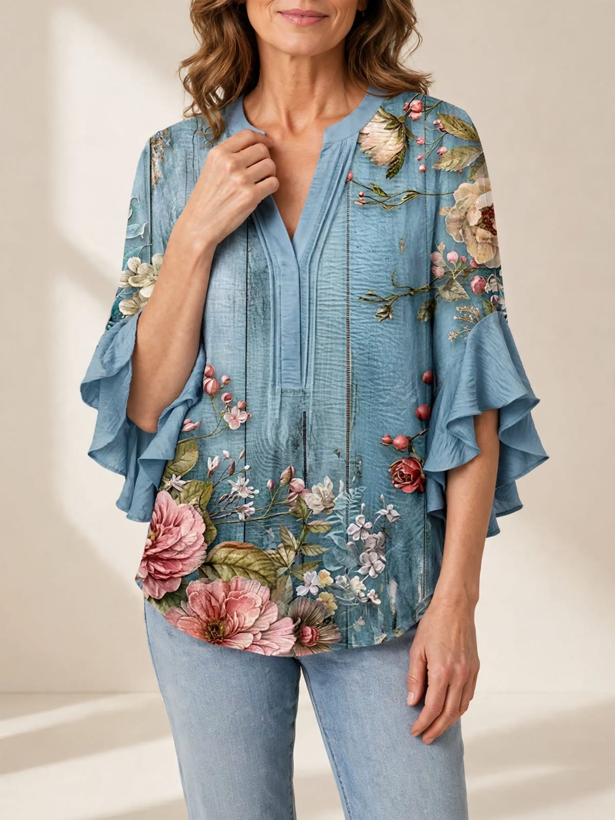 Yvonne – blouse met bloemenprint – Hand bij hals