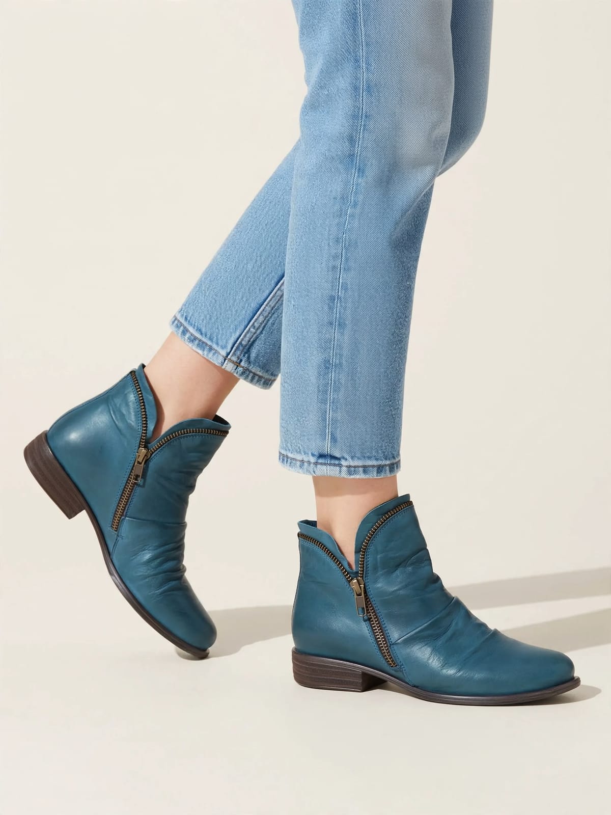 Zoe – geplooide enkellaarsjes – Blauw – gedragen lopend